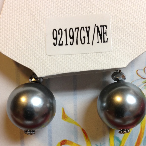 Pearl In A Grayish Metallic Tone Drop Earrings - Picture 4 of 8